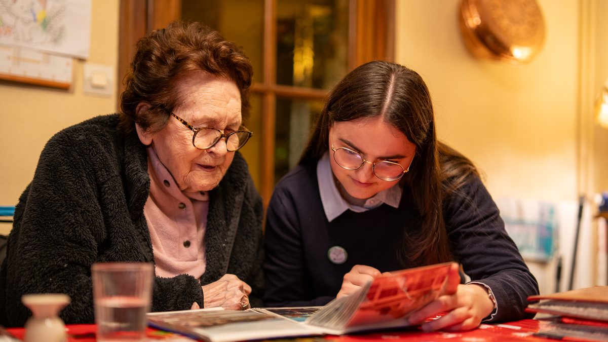 Partage intergénérationnel autour d'un album photo