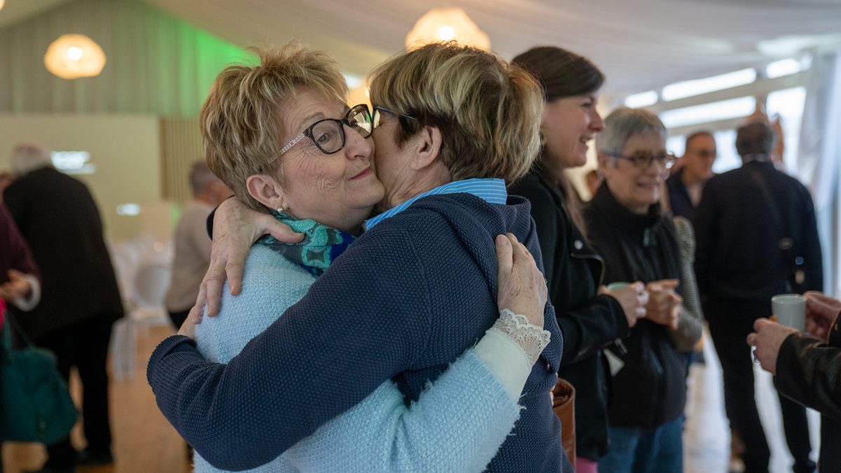 Un moment de complicité et d'entraide entre bénévoles