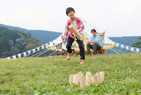 Enfant jouant aux quilles en plein air